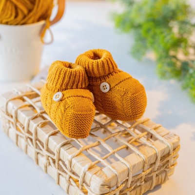  Sapatinho de linha Botão Mostarda Plix